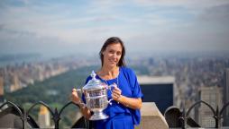 Flavia Penneta con il trofeo degli U.S. Open tennis al Rockefeller Center!
