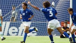 USA '94: Roberto Baggio esulta dopo il gol in semifinale 