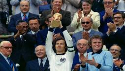 Il Kaiser alza la Coppa nel 1974