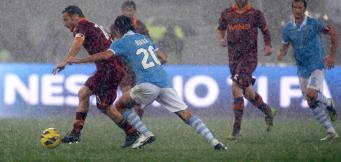 Totti cerca di liberarsi dalla marcatura in un derby