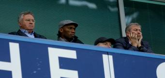 Roman Abramivich ospita la leggenda Drogba nel box presidenziale del Chelsea
