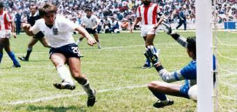 Peter Beardsley in gol con la maglia dell'Inghilterra