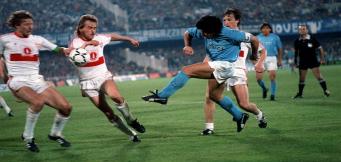 Maradona calcia verso la porta a Stoccarda!