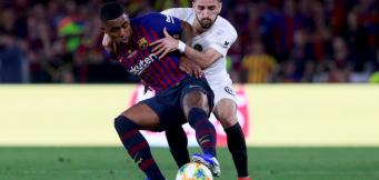 Malcom protegge la sfera dalla pressione di un difensore del Valencia!