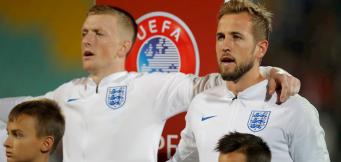 Harry Kane e Jordan Pickford cantano l'inno inglese!