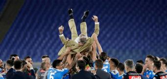 De Laurentiis festeggiato per la vittoria del Napoli in Coppa Italia!