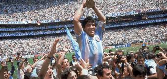 Maradona con la Coppa di Mexico '86!