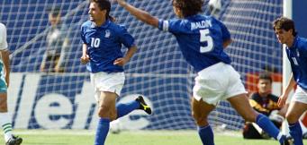 USA '94: Roberto Baggio esulta dopo il gol in semifinale 