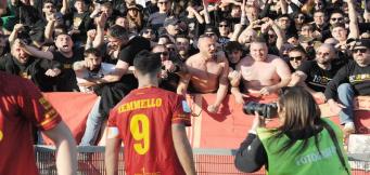 Una splendida esultanza di Pietro Iemmello con i tifosi giallorossi nel settore ospiti di Cosenza