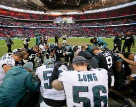 Giocatori di Eagles e Jacksonville raccolti in preghiera a Londra
