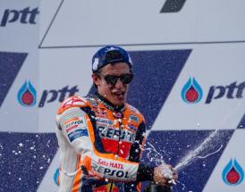 Marc Marquez festeggia la vittoria nel primo MotoGP disputato a Buriram!