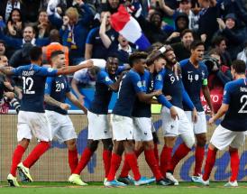 L'esultanza dei transalpini dopo il gol di Giroud alla Turchia!