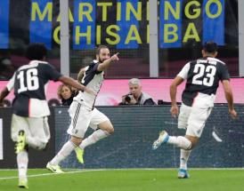 Gonzalo Higuain esulta a San Siro!