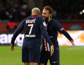 Neymar e Mbappé festeggiano un gol del PSG!