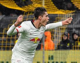 Patrik Schick festeggia un gol segnato al Borussia