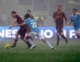 Totti cerca di liberarsi dalla marcatura in un derby