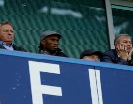 Roman Abramivich ospita la leggenda Drogba nel box presidenziale del Chelsea