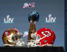 Il Vince Lombardi Trophy tra i caschi delle due finaliste!