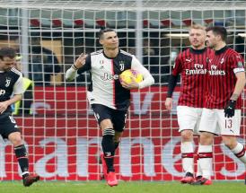 Cristiano Ronaldo esulta dopo aver trasformato il rigore del pari al Milan