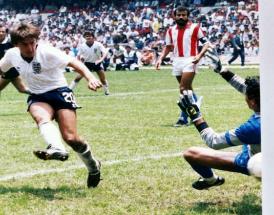 Peter Beardsley in gol con la maglia dell'Inghilterra