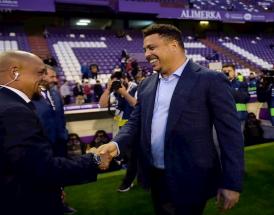 Il fenomeno Ronaldo a bordo campo con Roberto Carlos!