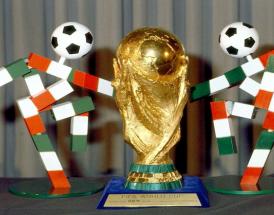 La mascotte di Italia '90, accanto alla Coppa!