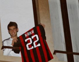 Kakà mostra ai tifosi la sua maglia del Milan!