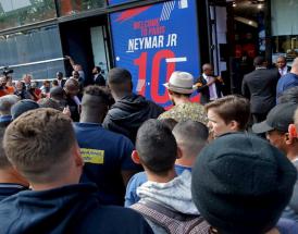 I tifosi del PSG in attesa di Neymar!