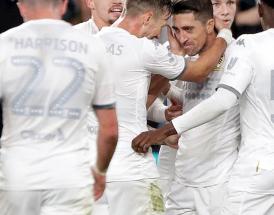 Pablo Hernandez festeggia un gol con i compagni del Leeds!