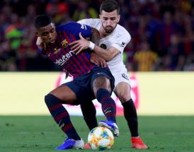 Malcom protegge la sfera dalla pressione di un difensore del Valencia!