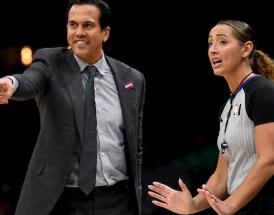 Coach Spoelstra parla con l'arbitro Ashley Moyer-Gleich!