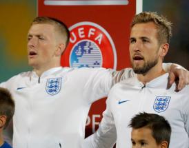 Harry Kane e Jordan Pickford cantano l'inno inglese!