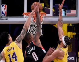 Il centro dei Portland Trail Blazers, Damian Lillard, schiaccia contro i Lakers!