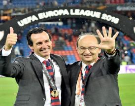 Unai Emery ed il Presidente Jose Castro Carmona festeggiano l'Europa League 2016!