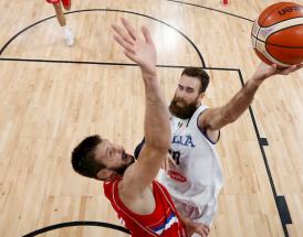 Luigi Datome supera il tentativo di stoppata del serbo Stefan Bircevic, nell'incontro dei quarti di Euro 2017 a Istanbul