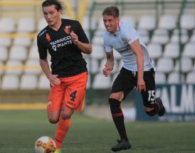 Davide De Marino (Pro Vercelli, maglia bianca) all'inseguimento di Francesco Cerretelli durante Pro Vercelli-Pistoiese 1-0