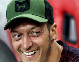 Ozil, ormai fisso a bordocampo!