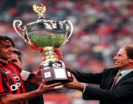 Maldini e Baresi alzano il trofeo Luigi Berlusconi!