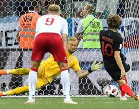 Il portiere danese neutralizza Modric dagli 11 metri