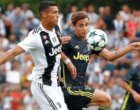 Un difensore della Juve B tenta di fermare CR7 a Villar Perosa