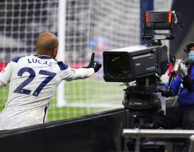 Lucas Moura indica la telecamera