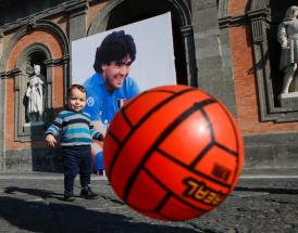 Un bambino con un pallone a Napoli