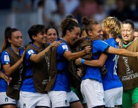 Un abbraccio tra le Azzurre!