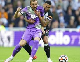 Il capitano Jamaal Lascelles cerca di contrastare Harry Kane