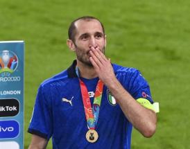 Giorgio Chiellini lancia un bacio verso la tribuna