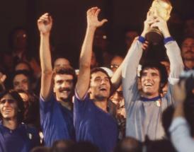 Il Capitano Dino Zoff alza la Coppa!
