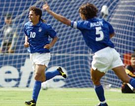 USA '94: Roberto Baggio esulta dopo il gol in semifinale 