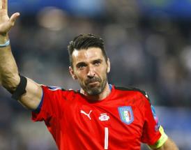 Buffon con la maglia azzurra