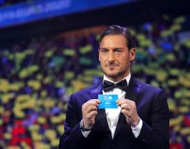 Totti durante il sorteggio dell'europeo itinerante