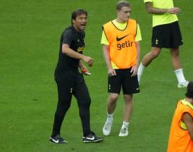 Antonio Conte in una seduta asiatica degli Spurs